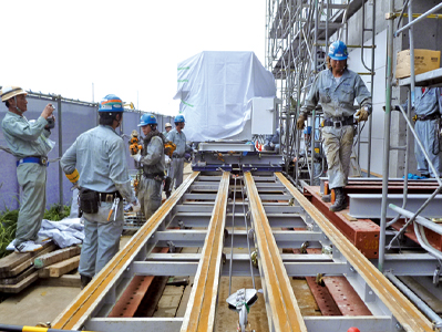 医療機器（サイクロトロン）横引き据付作業